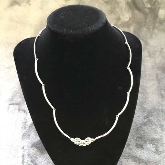 Shopeunoia Boutique Jewelry - Sterling Silver Oval Flower Crystal Statement Necklace